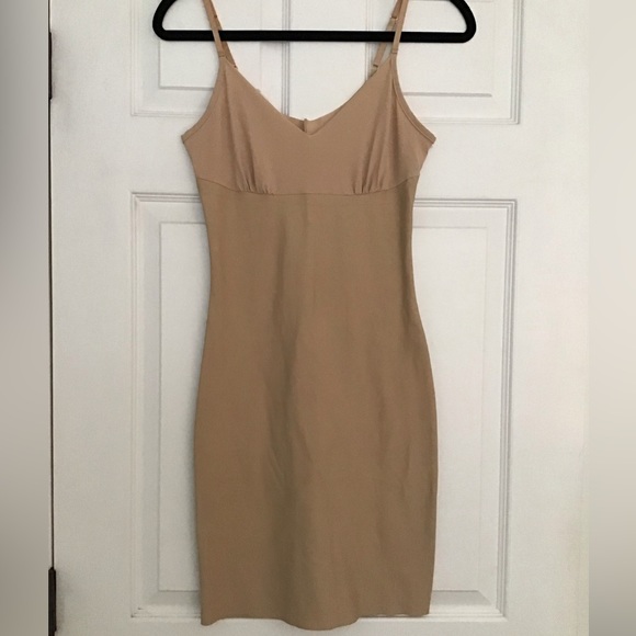 COMMANDO Two-Faced Tech Control Slip in Beige - Picture 4 of 8